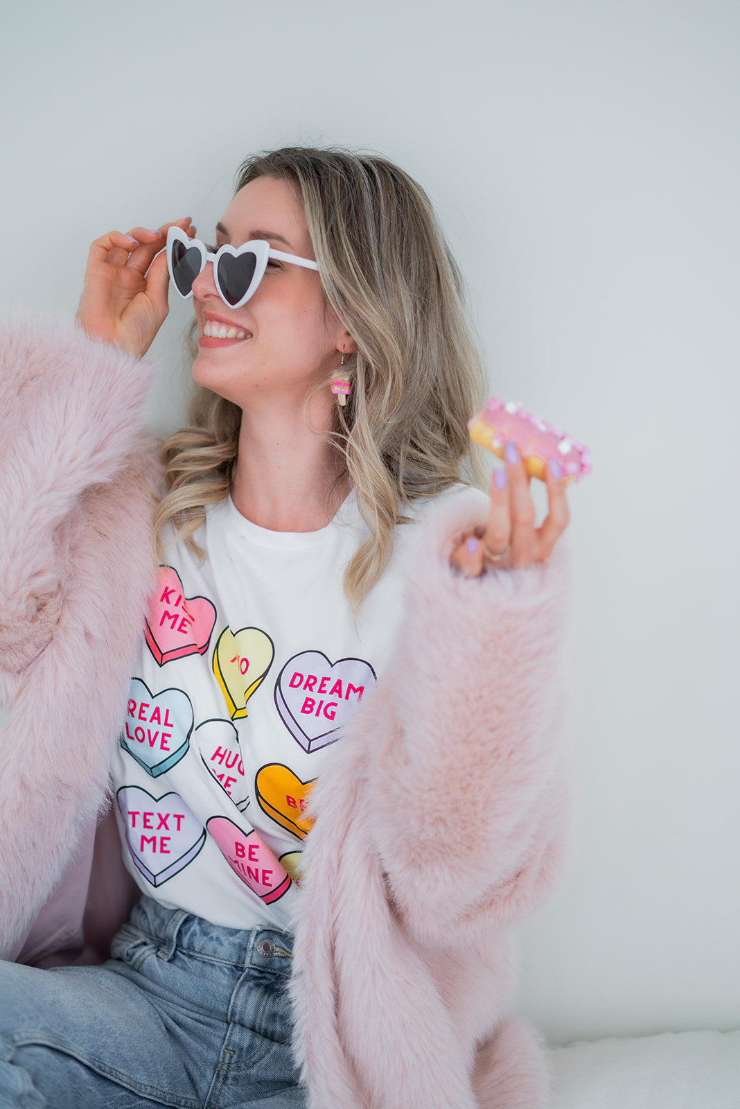 Nagels onder UV LED lamp tijdens professioneel uithardingsproces