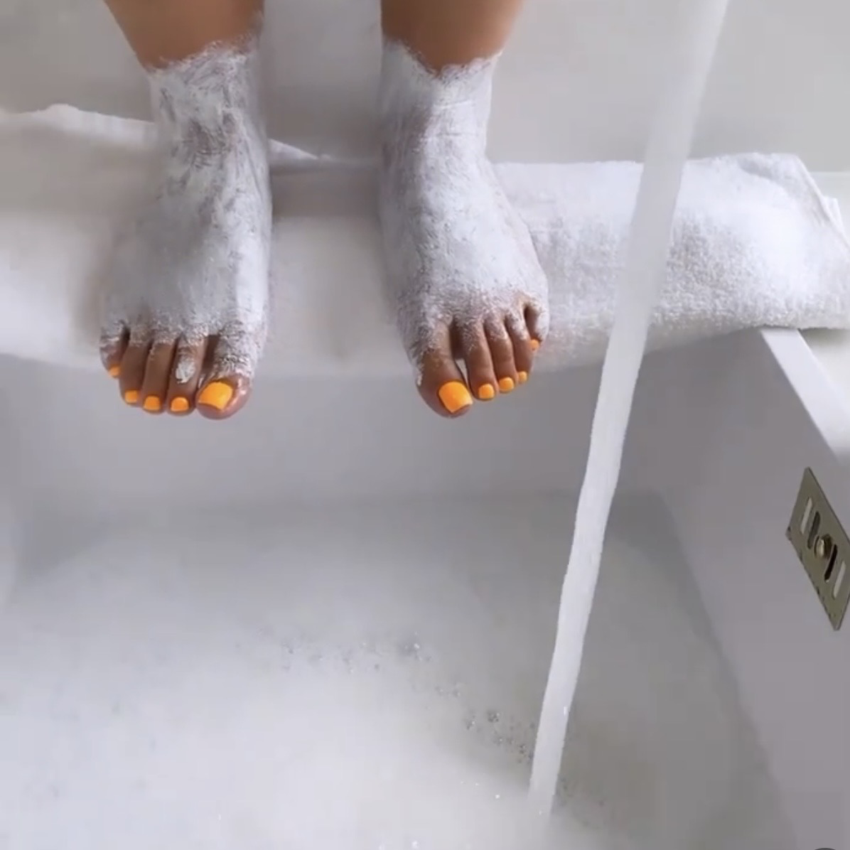 MEDIHEEL | AHA Foot Exfoliant 500 ml